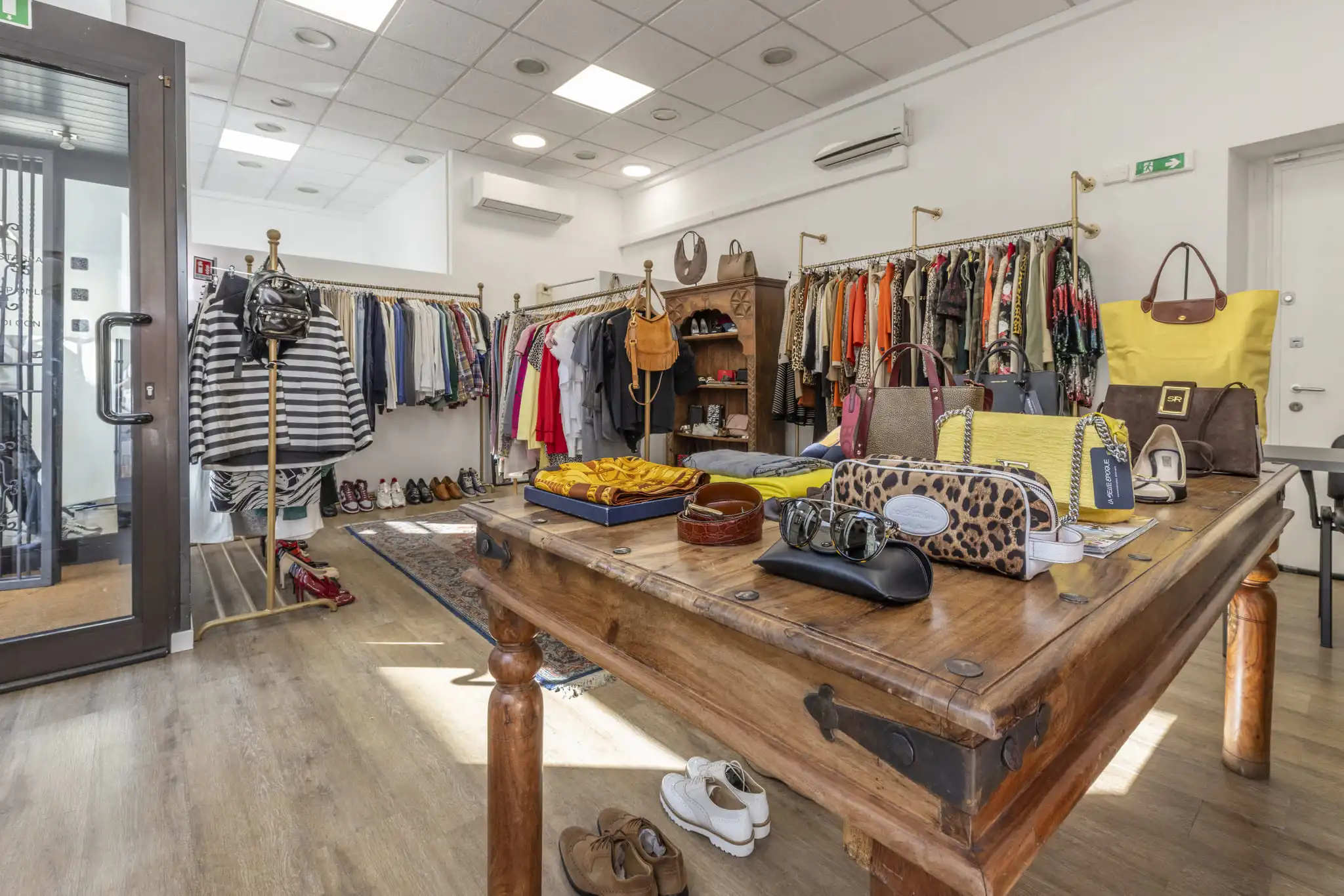 foto 1 punto vendita outlet pagina le boutiques la belle epoque boutique abbigliamento second hand luxury brand