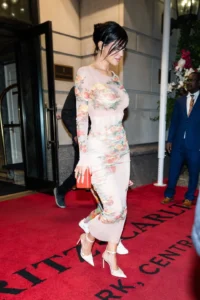 kylie jenner indossa un abito di jean paul gaultier dalla collezione s/s 1999
