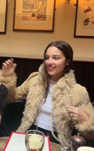 Olivia Rodrigo indossa un montone con collo in mongolia di Dolce&Gabbana della f/w 2001