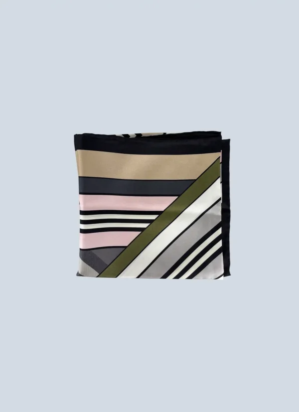 <b>Burberry</b> <br> carrè in seta stampa geometrica.