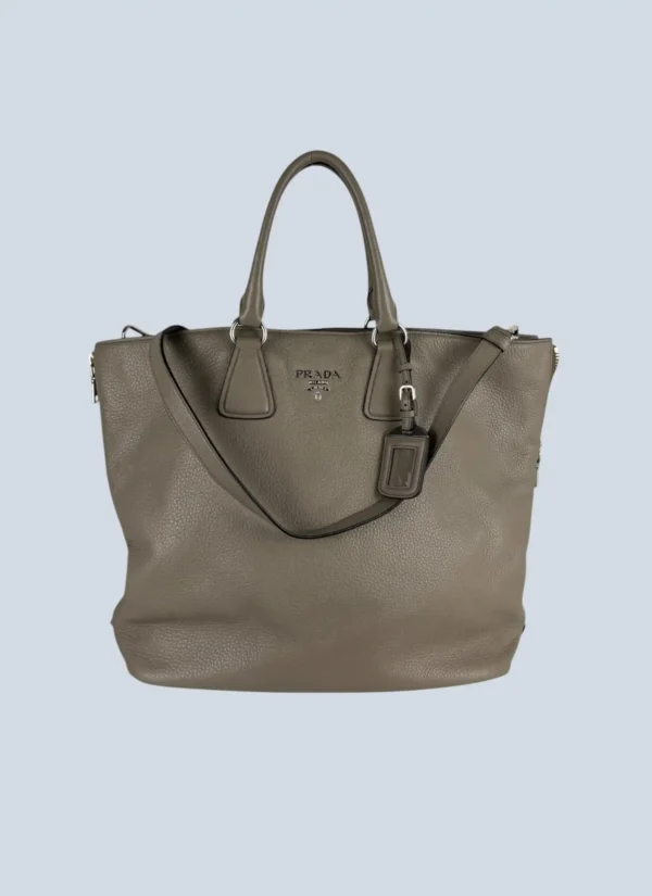 <b>Prada</b> <br> borsa a spalla in pelle martellata.