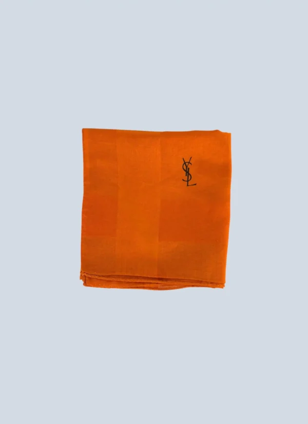 <b>Yves Saint Laurent</b> <br> foulard in seta con logo.
