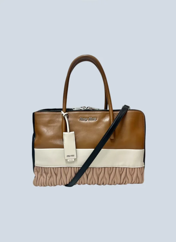 <b>Miu Miu</b><br> borsa a mano in pelle e nappa matelassé.