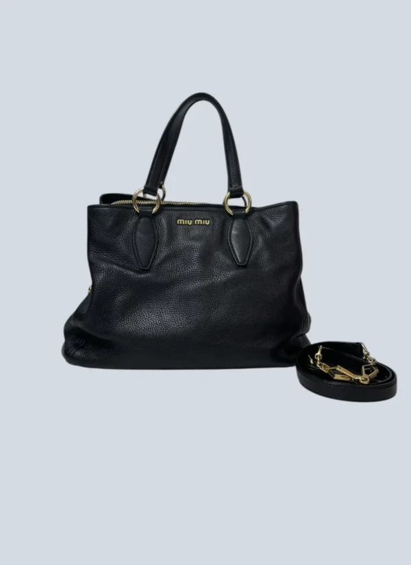 <b>Miu Miu</b><br> borsa a tracolla in pelle martellata.