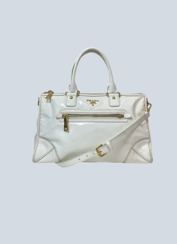 <b>Prada</b><br> borsa a tracolla in vernice.