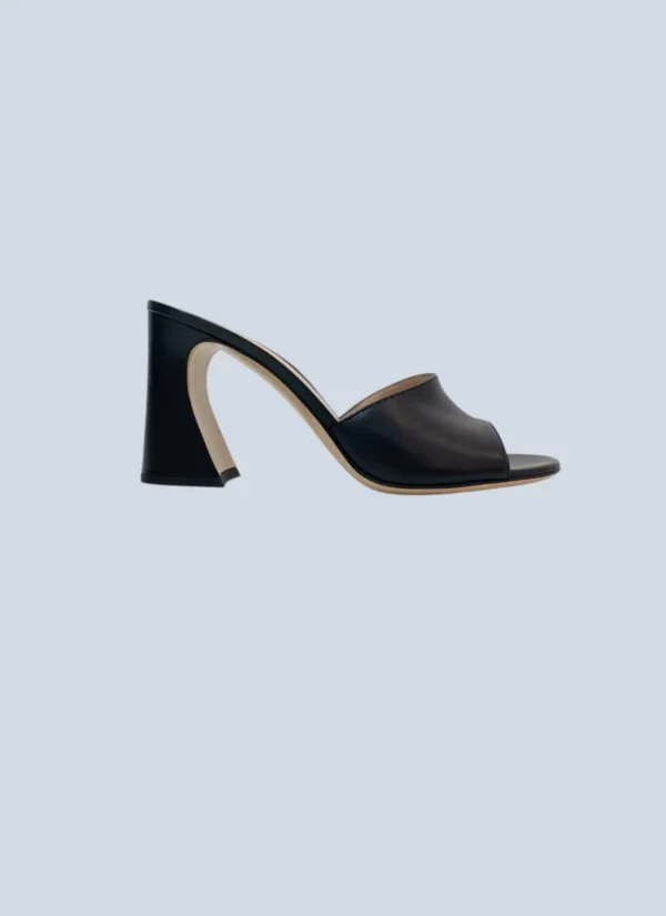 <b>Gianvito Rossi</b><br> mules in pelle, 38,5.