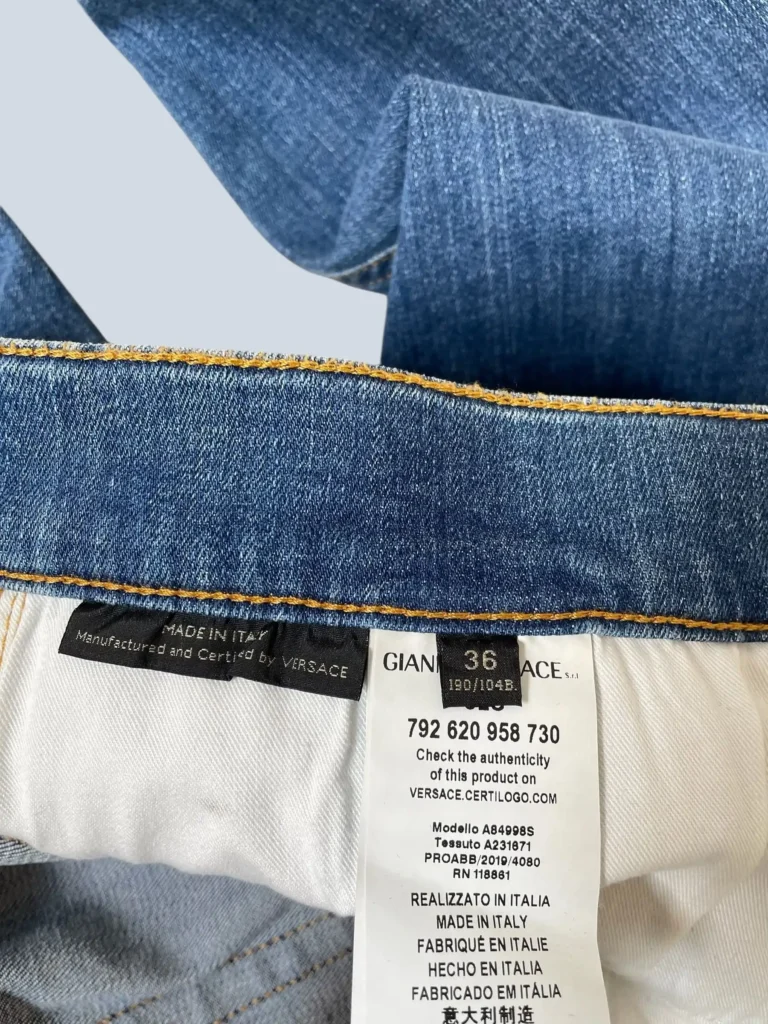 Pantaloni in denim con ricamo medusa, 36., foto 8 di 9