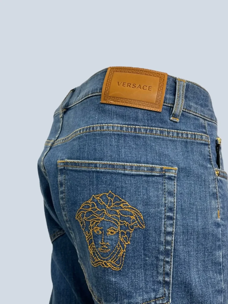 Pantaloni in denim con ricamo medusa, 36., foto 9 di 9