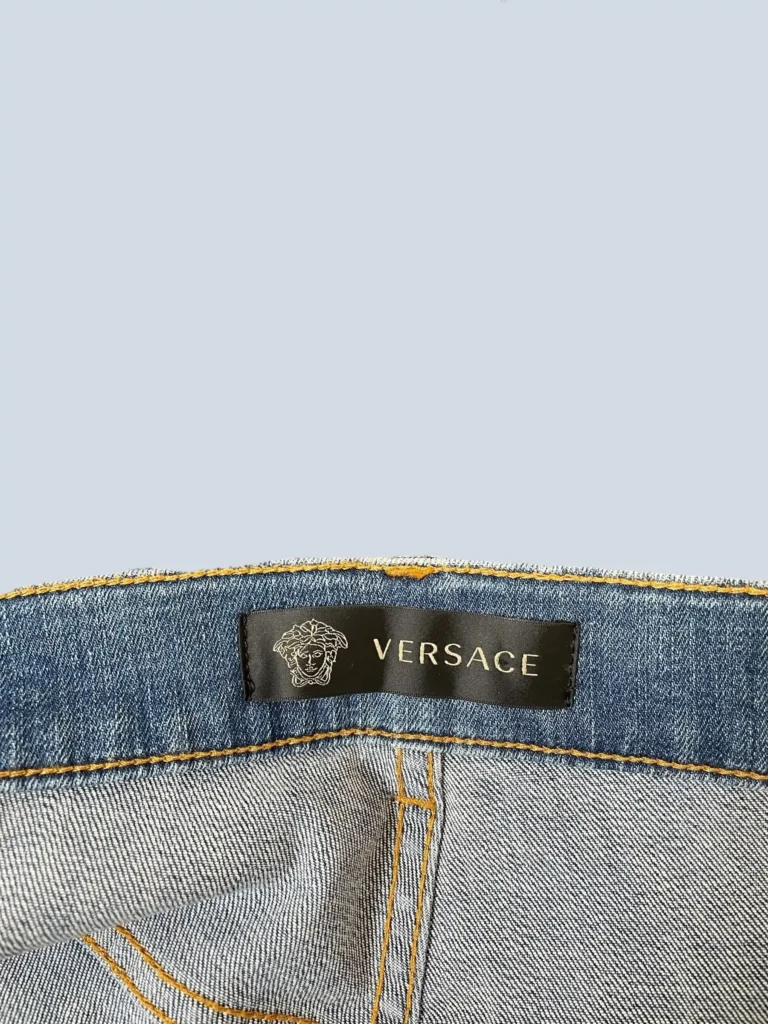 Pantaloni in denim con ricamo medusa, 36., foto 4 di 9