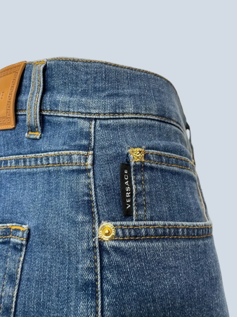 Pantaloni in denim con ricamo medusa, 36., foto 5 di 9