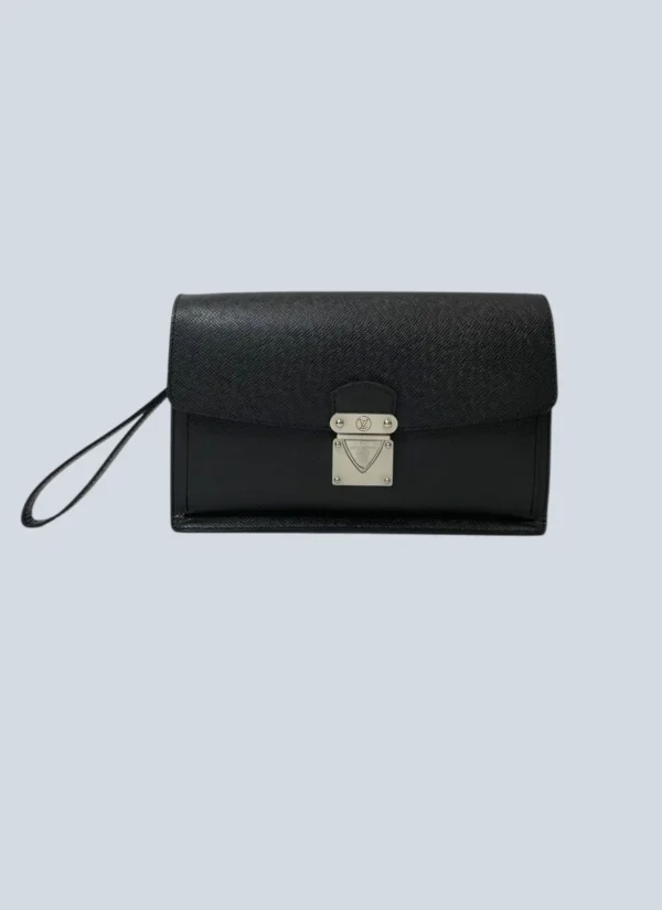 <b>Louis Vuitton</b><br> pochette Belaia in pelle Taiga.
