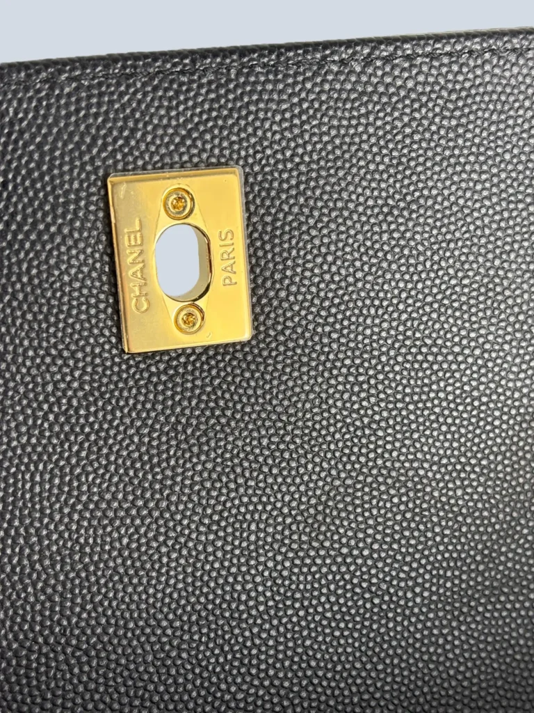 Pochette Captain Gold in pelle caviar.., foto 10 di 12