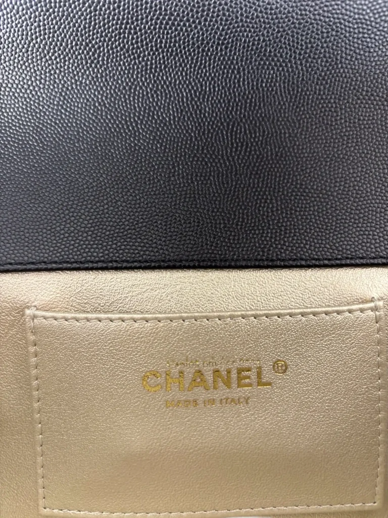 Pochette Captain Gold in pelle caviar.., foto 11 di 12