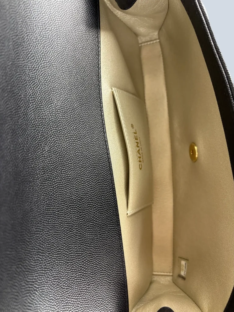 Pochette Captain Gold in pelle caviar.., foto 7 di 12