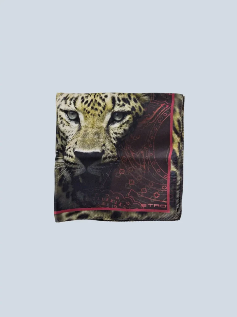 Carrè in seta stampa animalier.