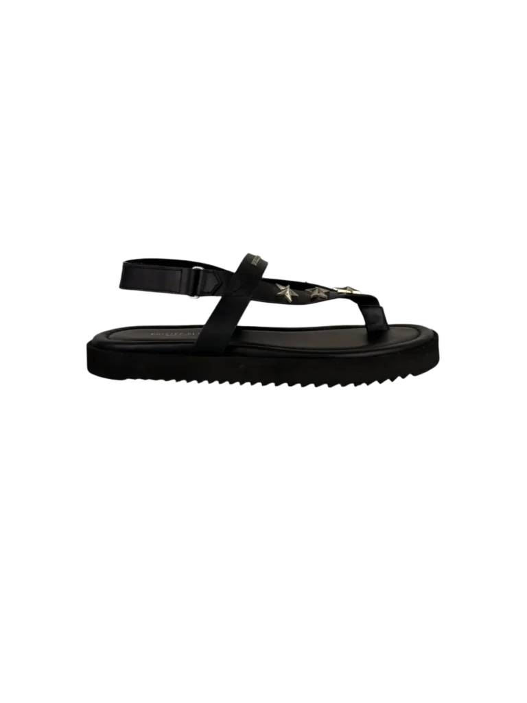 Leather sandals with stars.
