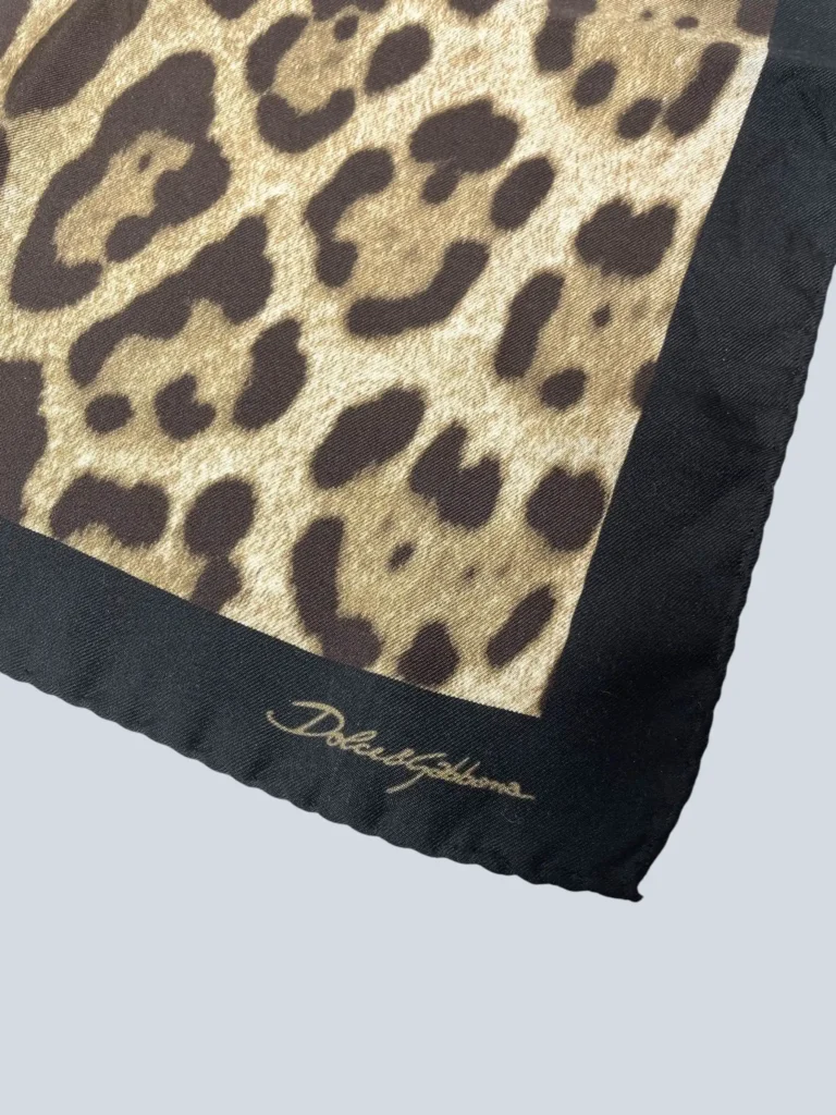 Carrè in seta animalier., foto 3 di 3