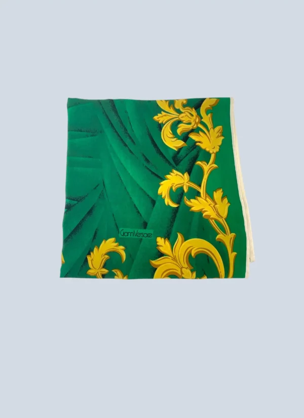 <b>Gianni Versace</b><br> carré in seta con stampa barocco.