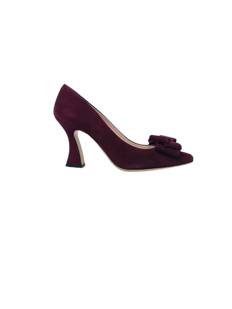 Décolleté in suede.