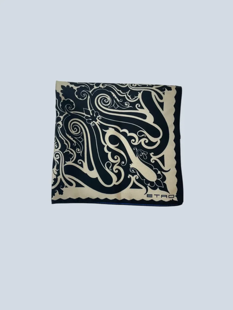 Carré in seta stampa paisley.
