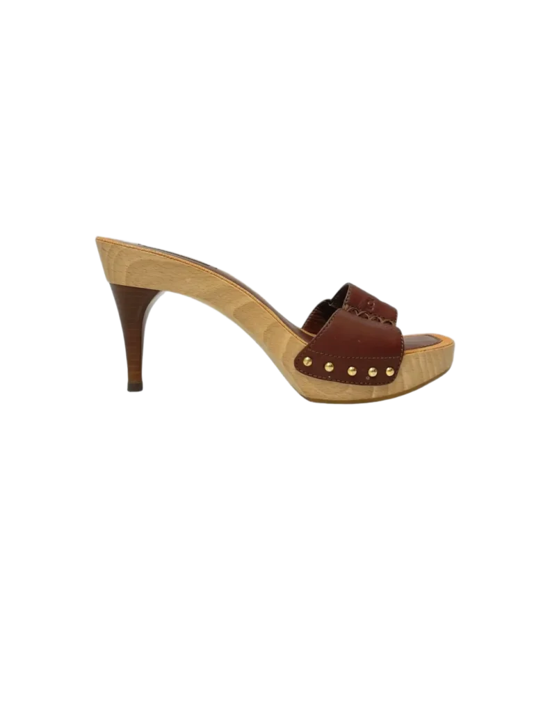 Sandali in pelle e legno con logo.