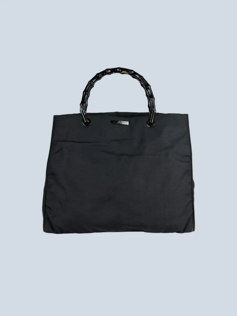Borsa a mano in nylon con manici in bamboo.