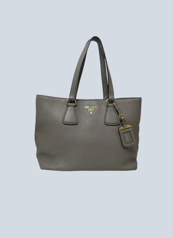 <b>Prada</b><br> borsa a spalla in pelle martellata.