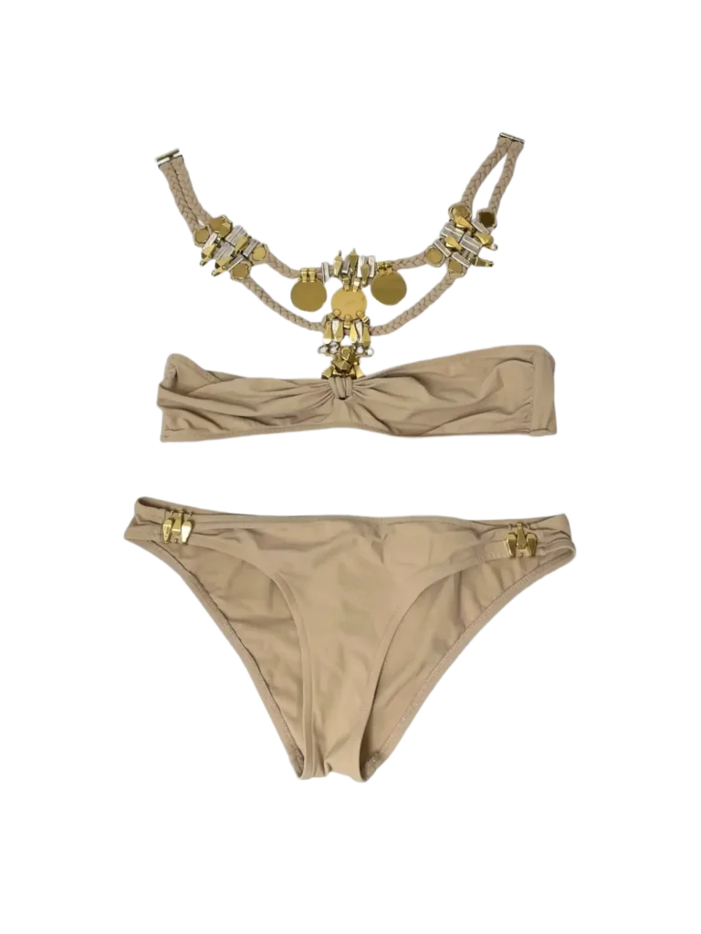 Bikini e collana con pendenti.