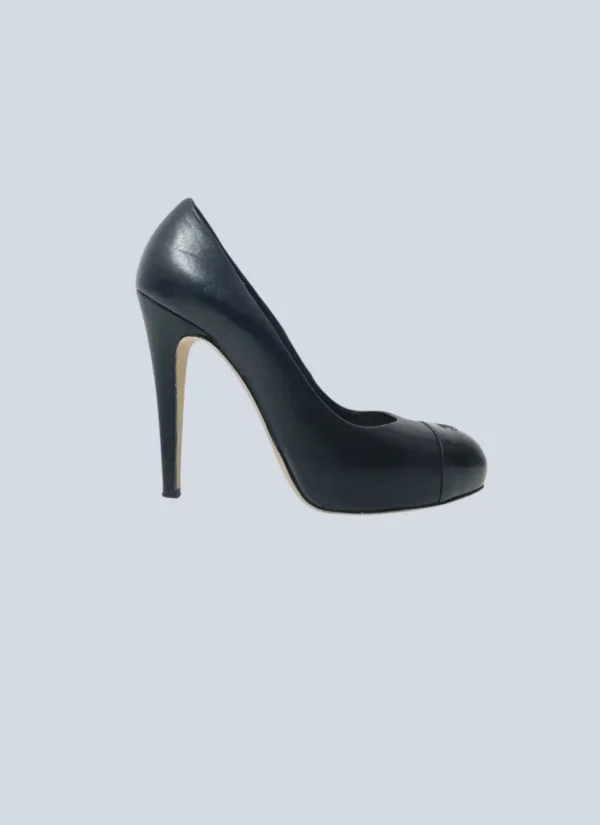 <b>Chanel</b><br> décolleté in pelle con punta in vernice logo, 38.