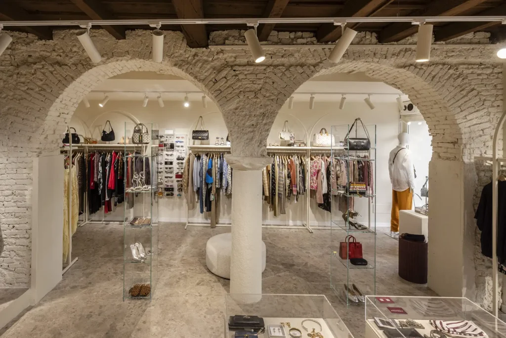 foto 2 interno punto vendita milano pagina le boutiques la belle epoque boutique abbigliamento second hand luxury brand