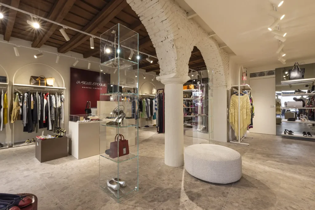 foto 3 interno punto vendita milano pagina le boutiques la belle epoque boutique abbigliamento second hand luxury brand