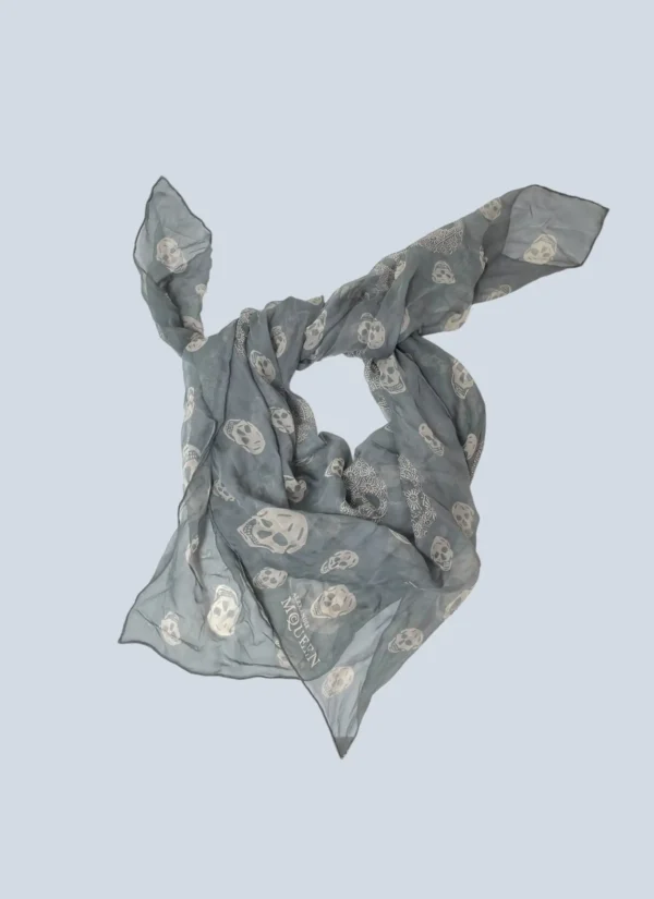 <b>Alexander McQueen</b><br> foulard in seta con stampa teschi.
