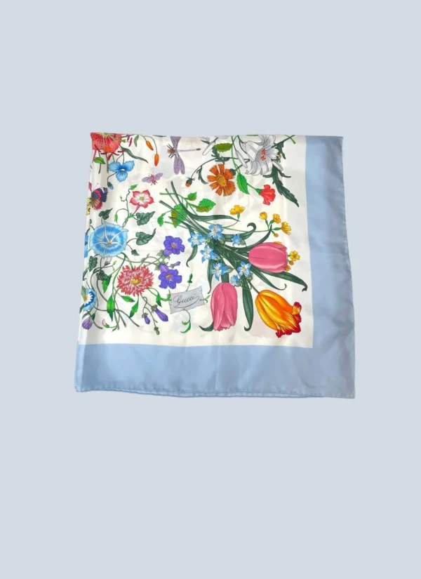 <b>Gucci</b><br> carré in seta stampa Flora.