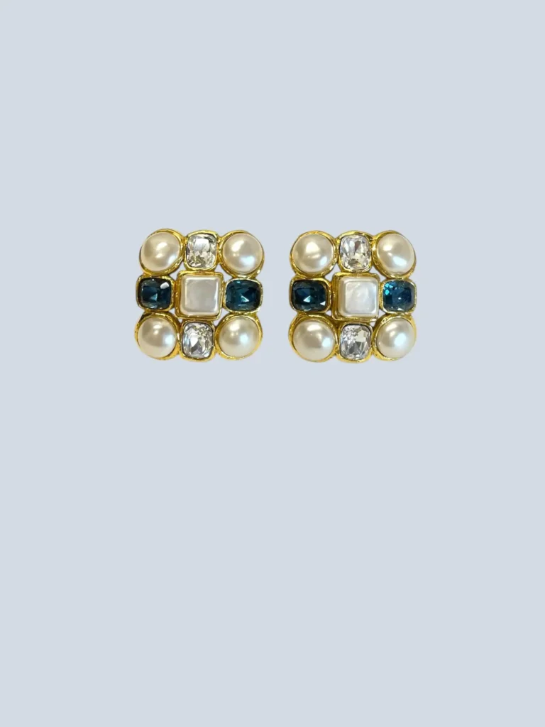 Orecchini a clip in metallo placcato oro con perle e cristalli.