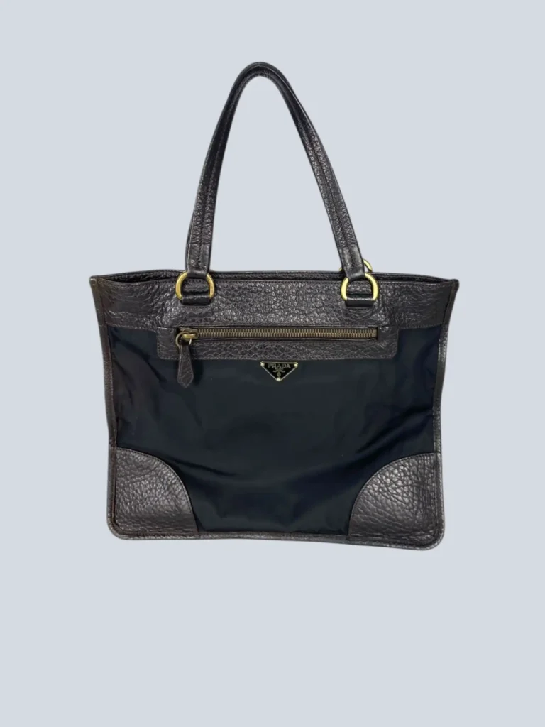 Borsa a spalla in nylon e pelle martellata.