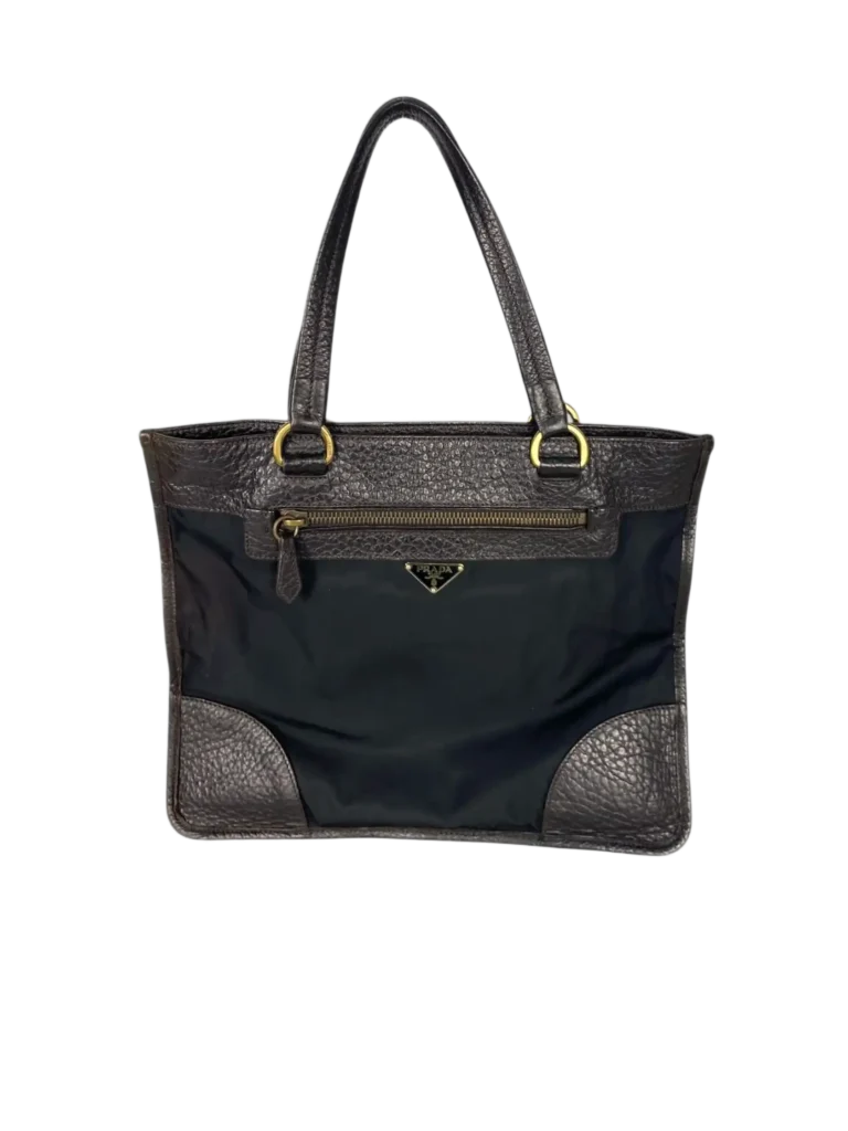 Borsa a spalla in nylon e pelle martellata.
