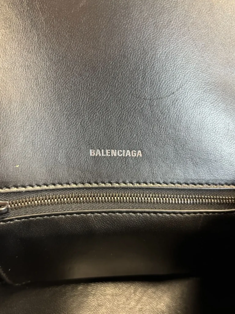 Borsa a tracolla Hourglass XS in pelle stampa coccodrillo., foto 10 di 12