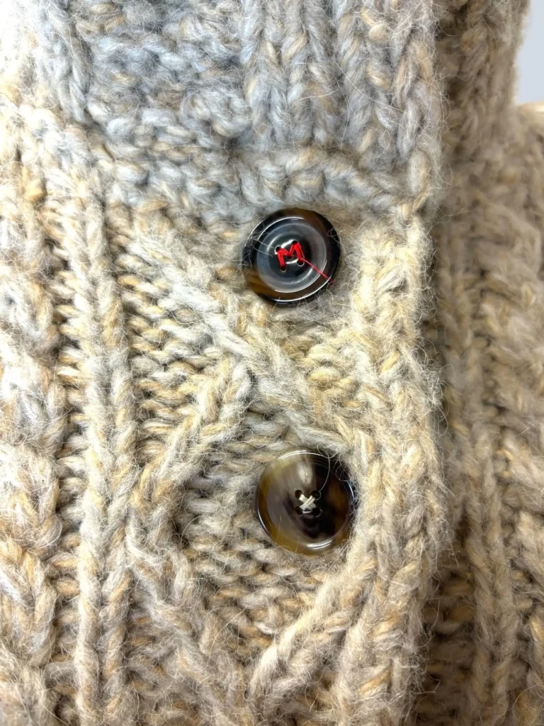 Maglione a trecce con bottoni e collo alto, M., foto 5 di 9