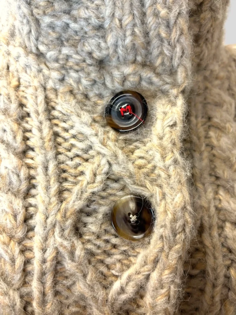 Maglione a trecce con bottoni e collo alto., foto 5 di 9