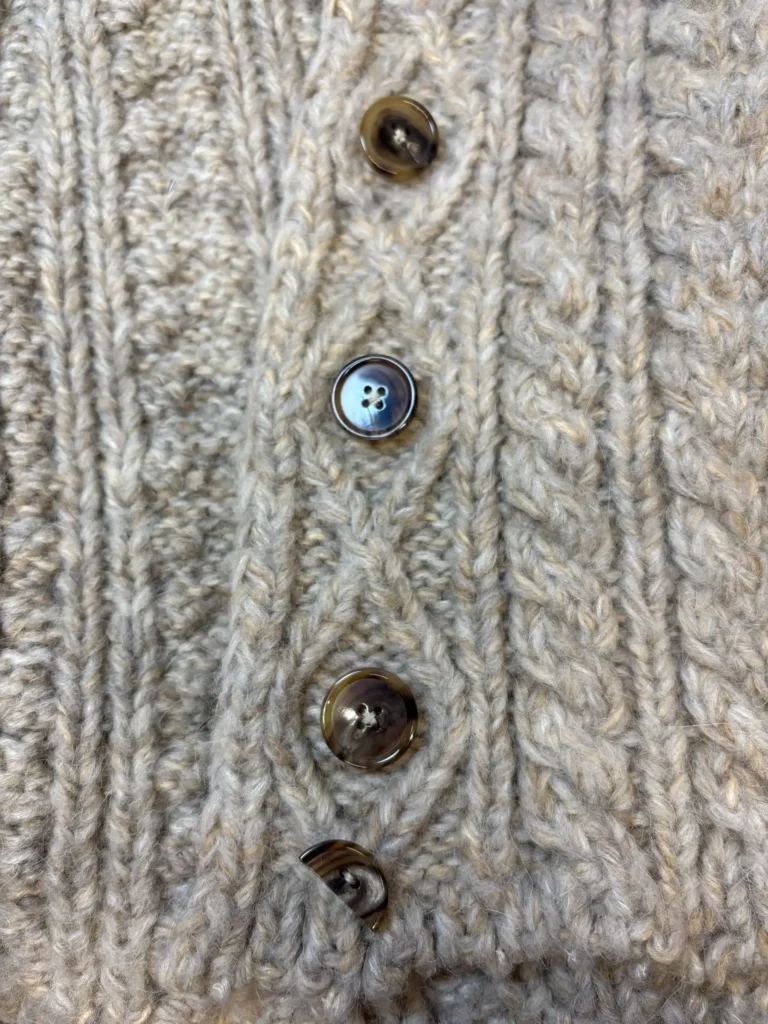 Maglione a trecce con bottoni e collo alto, M., foto 9 di 9