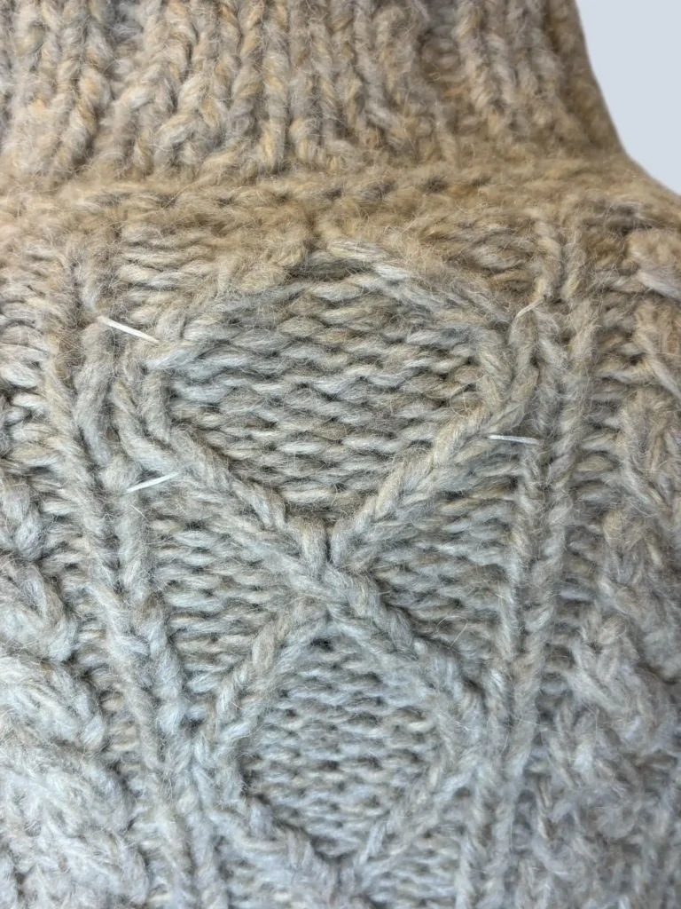 Maglione a trecce con bottoni e collo alto, M., foto 4 di 9