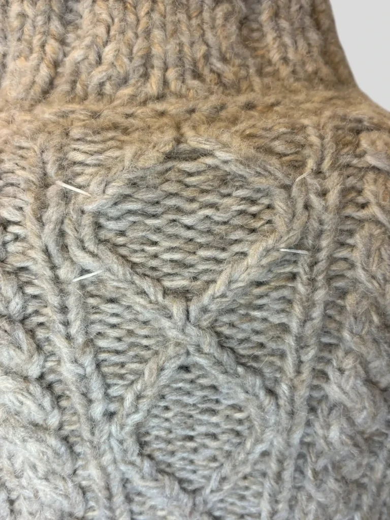 Maglione a trecce con bottoni e collo alto., foto 4 di 9
