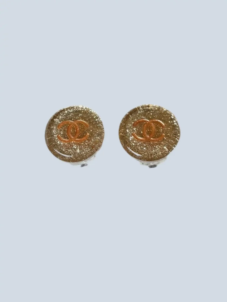 Orecchini a clip rotondi con logo CC glitter.