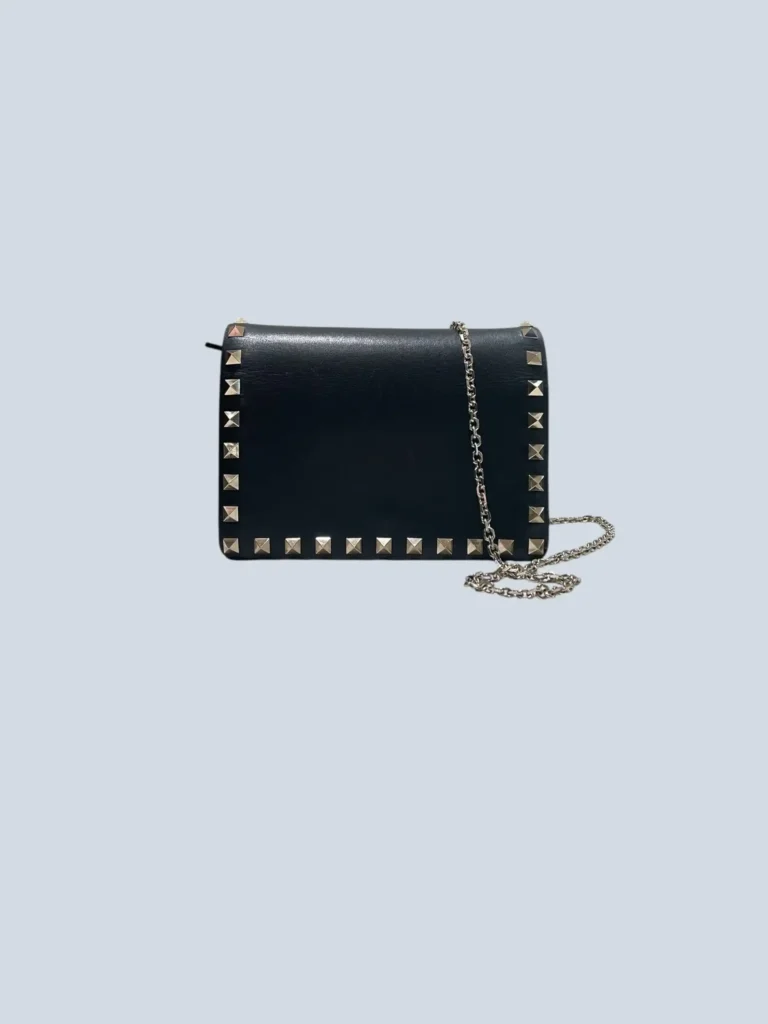 Garavani, mini bag a tracolla Rockstud in pelle.