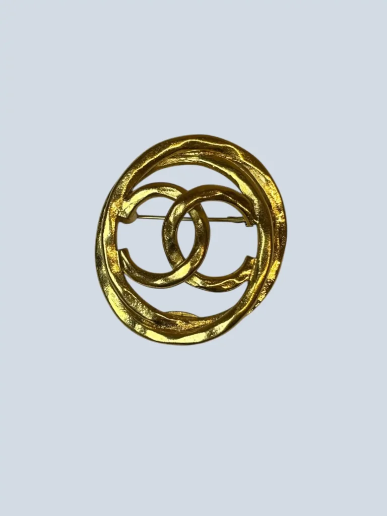 Spilla asimmetrica CC logo placcata in oro.