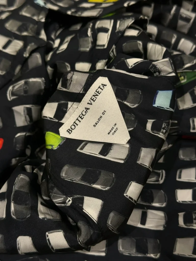 Camicia con stampa all over di automobili., foto 5 di 5