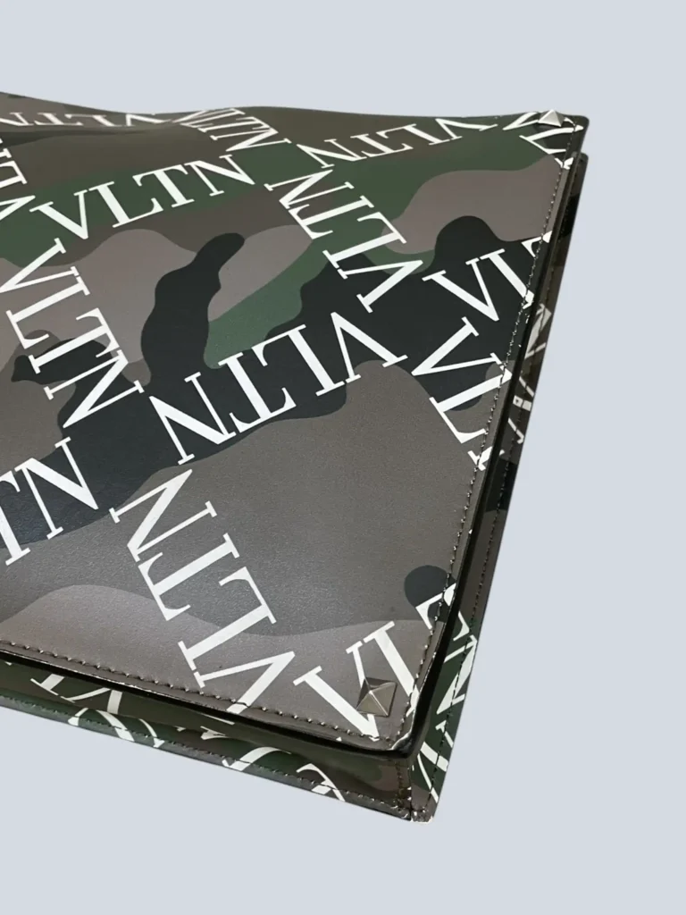 Garavani, pochette VLTN in pelle camouflage., foto 7 di 12