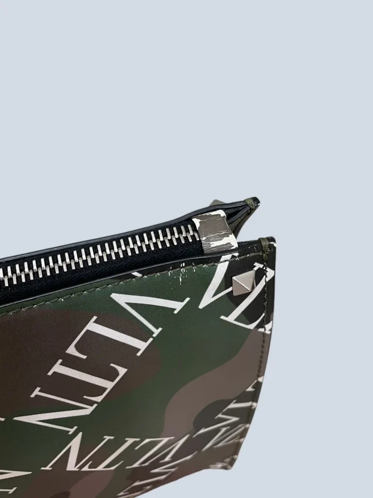 Garavani, pochette VLTN in pelle camouflage., foto 6 di 12