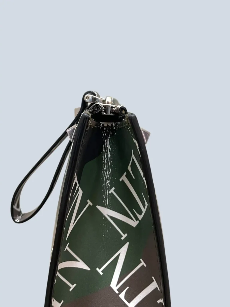 Garavani, pochette VLTN in pelle camouflage., foto 10 di 12