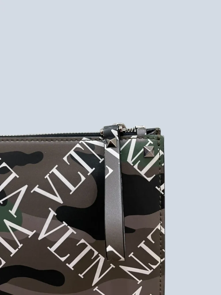Garavani, pochette VLTN in pelle camouflage., foto 8 di 12